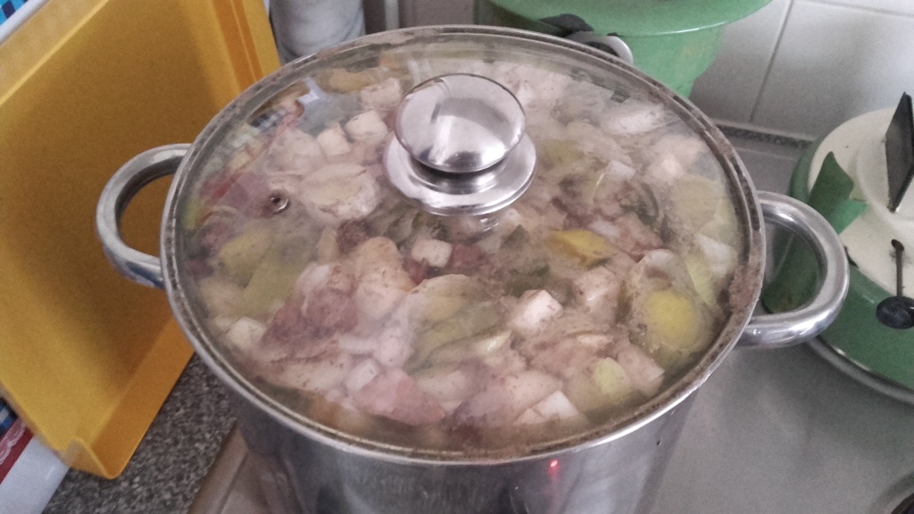 Zoom in Bruine bonen soep in aanbouw